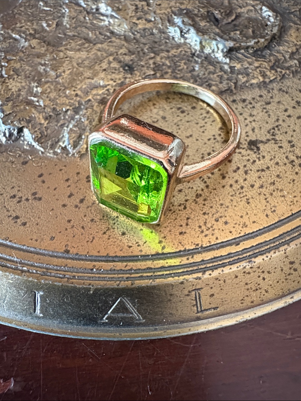 COCKTAIL RING 💍 Green Square-Cut Gemstone Ring in Gold Tone • Size 9